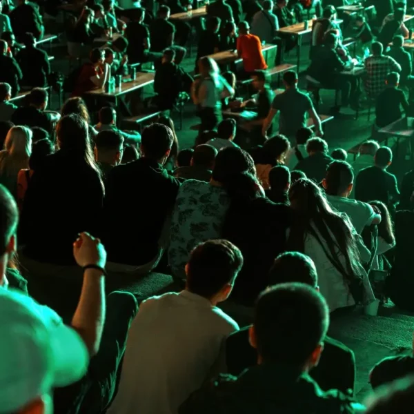spectateurs en train de vivre une expérience lors d'un concert