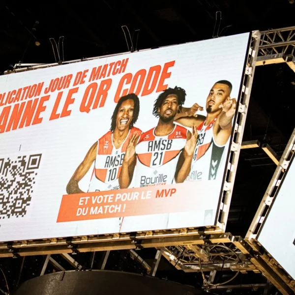 activation de gamification marketing sur un écran de stade